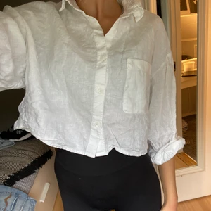 Linneskjorta - As fin croppad linneskjorta!! Den är från zara och är aldrig använd!!💓 BETALNINGEN SKER VIA SWISH KÖPAREN STÅR FÖR FRAKT