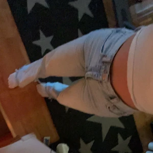 Gina Tricot Idun jeans - Säljer dessa jeans från Gina tricot som inte är tillgängliga att köpa längre, använda mycket men fortfarande i bra skick. Kontakta mig för fler bilder m.m. Köparen står för frakten💗