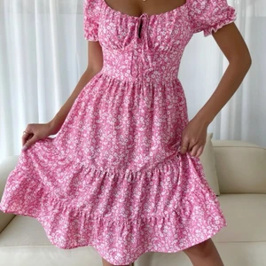 Rosa klänning - Söt blommig klänning från Shein i tunnt material, skönt på sommaren. Helt oanvänd pga för stor på mig. 💗🌸 dragkedja i ryggen och knytning framtill, nypris 179kr