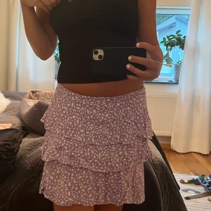 Prickig lila kjol - En prickig lila kjol från Two Angels i storlek S (passar xs också). Köpt sommaren 2020 och i bra skick! Använd 2 gånger. Du står för frakt.