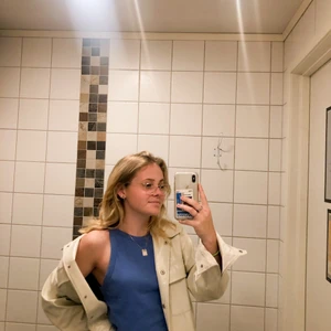 Skinnjacka - En beige "skinn"jacka/skjorta. Kommer ifrån Nelly köpt för ca 500kr för ett år sedan. Snygg lite mer boxig vår/höst jacka😋