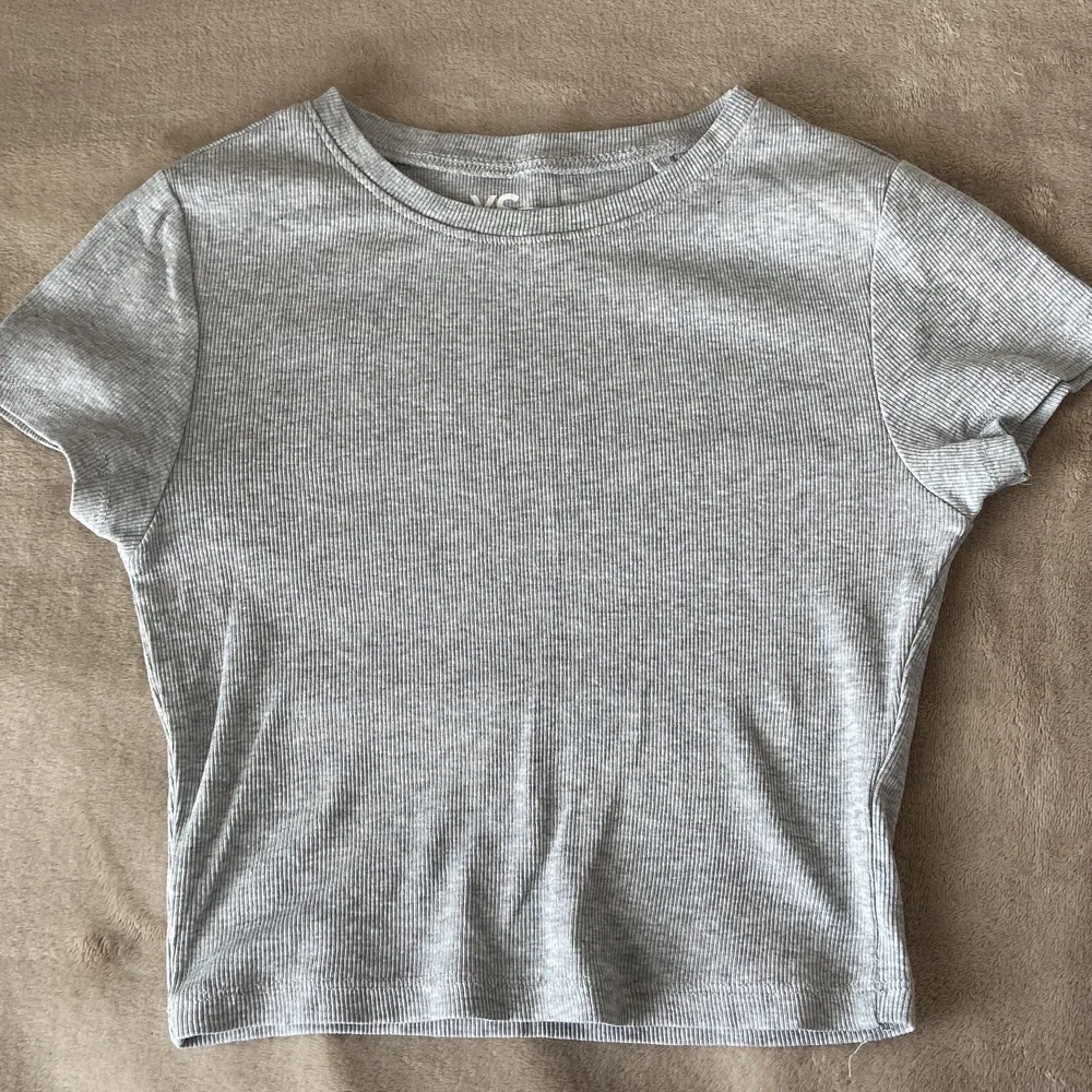 Säljer denna gråa t shirten från new yorker då den är för liten för mig! Tröjan har bara använts ett par gånger och är i fint skick. . T-shirts.