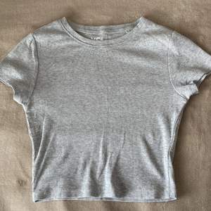Säljer denna gråa t shirten från new yorker då den är för liten för mig! Tröjan har bara använts ett par gånger och är i fint skick. 