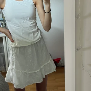 Vitt linne  - Vitt linne med brottarrygg i fint skick. Passar XS, S och M. 