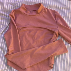 Rosa topp - Säljer denna då den inte passar, köparen står för frakten! Skriv för mer information💕