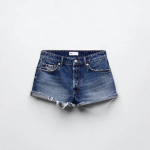 Shorts Zara - Snygga mid rise shorts från zara, använda en gång jättebra skick! Nypris 300☀️