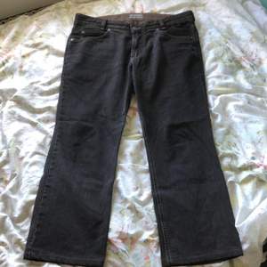 Mörkbruna straightleg jeans från märket Joker. Jeanslappen inuti säger W36 L30 men är lite kortare i längden och lite mindre i midjan än det. Kan mötas upp på Södermalm, annars betalar köparen för frakten.
