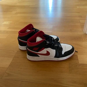 Jordans - Säljer dessa Air Jordan 1 för 950kr. De är i fint skick, endast lite creasade som syns på bild 1 o 2😊