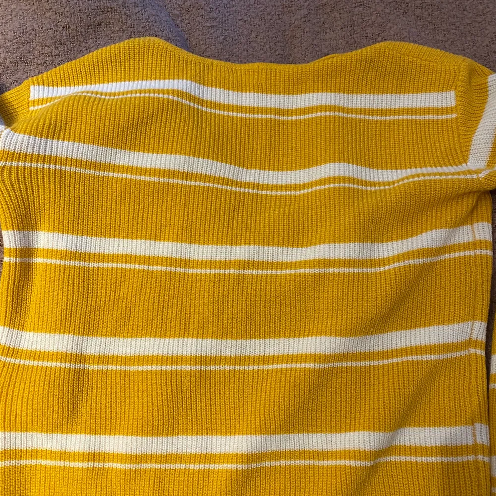 En fin gul tröja från h m 🌺. Stickat.