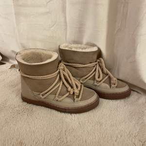 Säljer nu dessa supermysiga inuikii skorna då de är lite för stora för mig🤍 De är köpta i vintras och endast använda 2 ggr. Nyskick! 