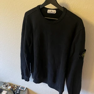 Stone island tröja  - Bra skick , den är köpt i NK göteborg. 