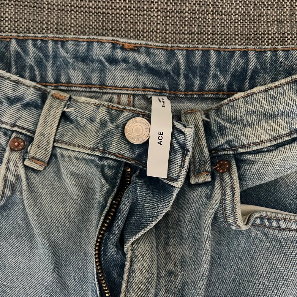 Ett ljusa par jeans från weekday i medellön ace i storlek 26/32. Bra skick. Du står för frakt.. Jeans & Byxor.