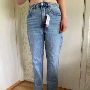 Snygga boyfriend jeans från Stradivarius. Helt oanvända med lappen kvar. Byxorna är i storlek 38. Säljer för 100kr + frakt! 