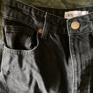 Jeans - Ett par superfina och populära jeans från zara. Når ned till marken på mig som är 168 cm lång. 100 kr + frakt💕