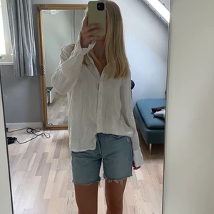 Linneskjorta  - Vit oversized linneskjorta från Gina