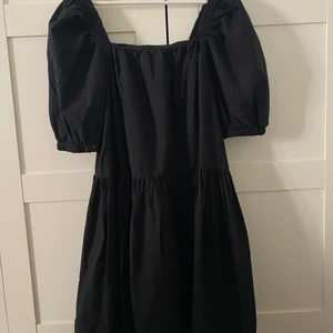 Klänning från Gina Tricot - Klänning med volanger och puffiga ärmar från Gina Tricot! Klänningen är i storlek 36 och är något större i storlek. Knappt använd. Villig att diskutera pris!🧚🏼‍♀️