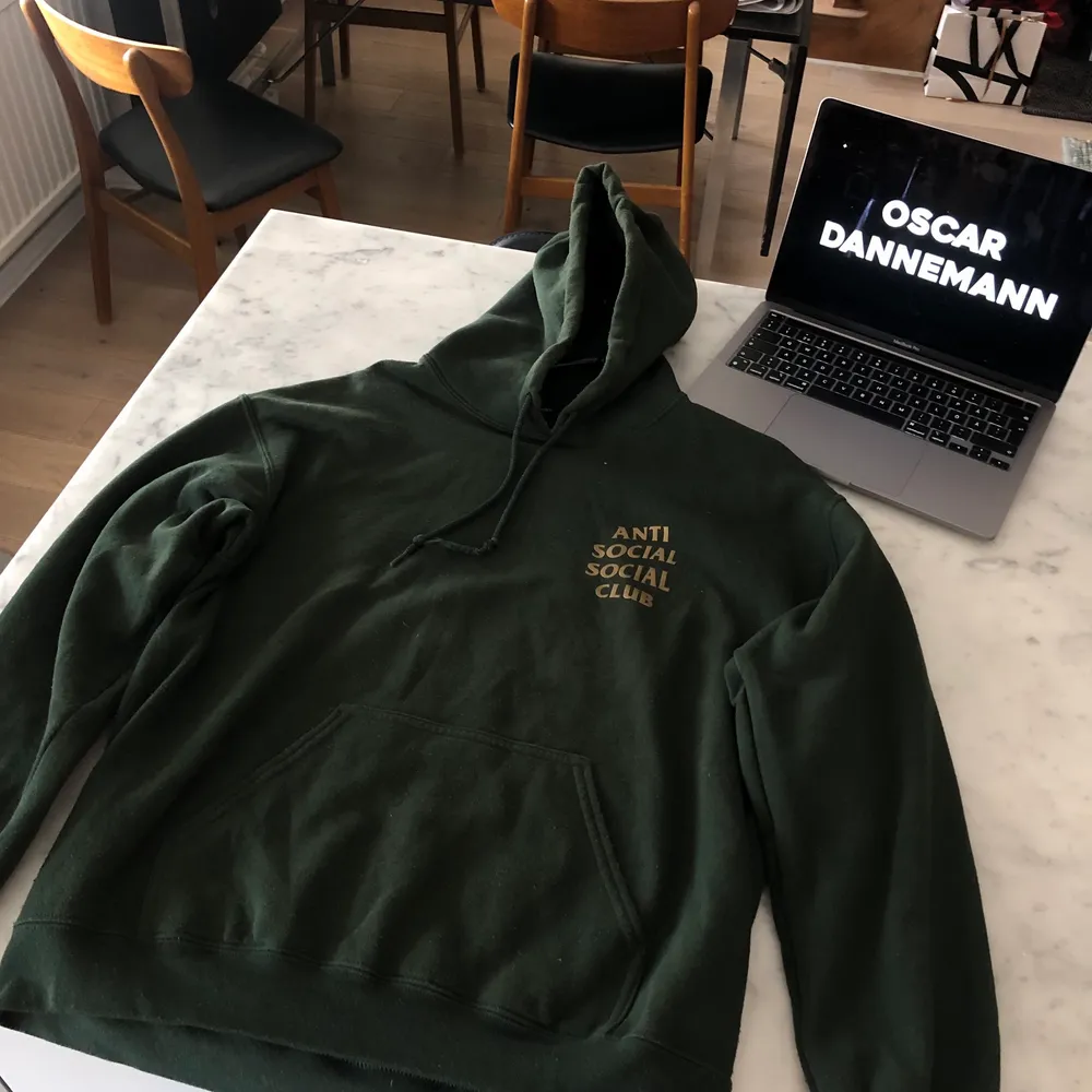 ASSC  (Antisocialclub) Redeemed Hoodie (Size M) Cond 5/10 använd och tvättad, knoprig i tyget. Men inga hål eller stora defekter. Hoodies.