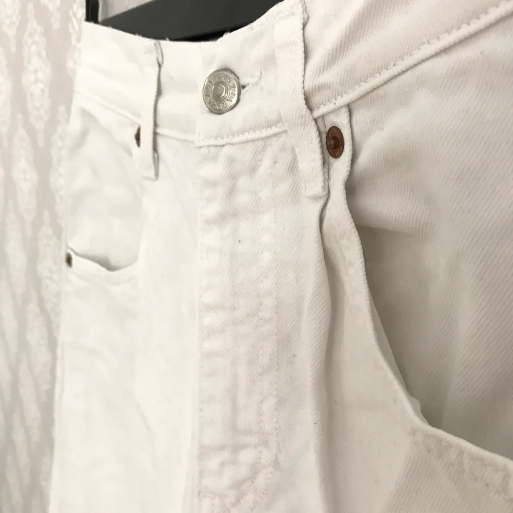 Ett par vita vida jeans från Zara som är ca 2 år gamla. De är flitigt använda men i gott skick. Säljes då de inte längre passar mig. Ej strukna på bilden och kanske ser lite tråkiga ut därför🤍 Hör av dig om du vill ha fler bilder eller har andra frågor!. Farkut & Housut.