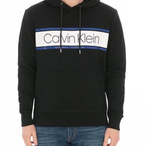 Calvin Klein hoodie  - Riktigt snygg hoodie. Väll använd men fortfarande i bra skick då det är väldigt bra kvalite på materialet. 7/10 I skick. Köpte hoodien för 1200 och säljer den nu då den har blivit för liten. Köparen står för frakt. :)