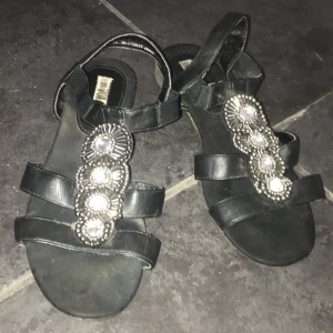 🖤🤍 - Jag säljer mina sandaler för dom är för små! Jättefina till sommaren😻