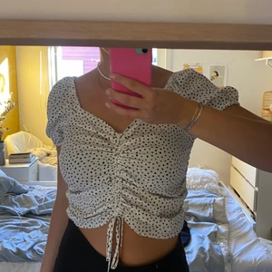 Söt topp - Fin och söt topp från hm, väldigt sparsamt använd 💚