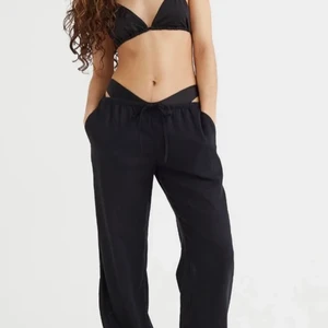 Svarta linnebyxor  - säljer mina svarata lågmidjade linnebyxor då de ej kommer till användning! de är knappt andvändna. skriv för egna bilder. frakt tillkommer & priset kan diskuteras💕