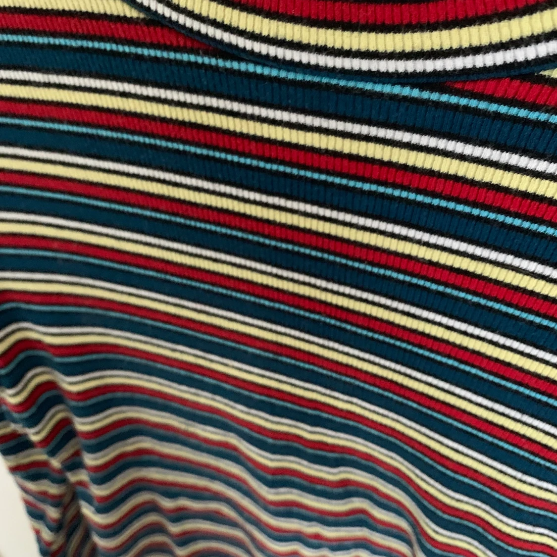 En ribbad färgglad polo!  - 90