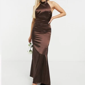 Balklänning oanvänd - Satinklänning helt oanvänd! Halterneck hals & låg rygg! Perfekt för en bal eller sittning! Nypris 850 kr 