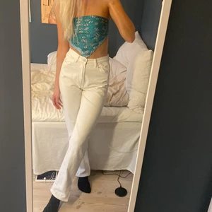 Jeans - Raka jeans med slits, knappt snvända! Storlek 36 och suuperlånga!!