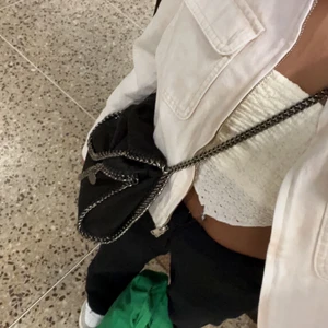 Stella McCartney väska - Tänkte göra en intressekoll på min stella McCartney väska. Den är fejk men köpt här på plick. Kedjan är inte i plats. Väldigt fin imitation. Många blir chockade när jag säger att den inte är äkta. Väldigt fint skick. Skriv privat för mer bilder❤️
