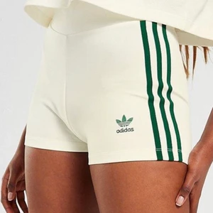 Adidas originals Tennis Luxe Booty Shorts - Höga tighta off white shorts från adidas, knappt använda. Storlek small/36/UK 8. 
