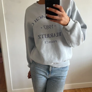 Collegetröja  - Supersnygg collegetröja från Gina Tricot. Köpta sommaren 2021. Säljer då jag inte fått användning av den. Superbra skick och ser helt ny ut. I storleken xxs men är fortfarande oversized❤️