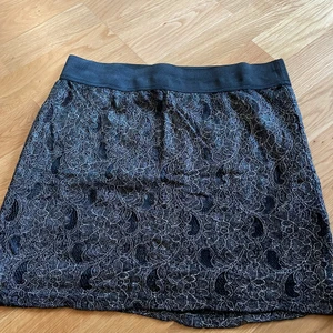 Kjol - Glittrig kjol från RUT&CIRCLE. Storlek: 38