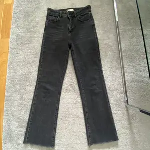 Säljer ett par gråa jeans från Ginatricot, storlek 34. Köparen står för frakten ☺️