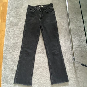Grå jeans från Ginatricot  - Säljer ett par gråa jeans från Ginatricot, storlek 34. Köparen står för frakten ☺️