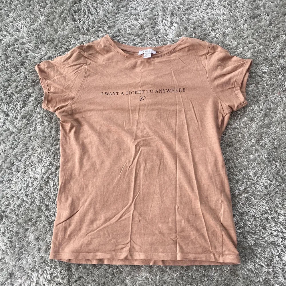 Brun/beige T-shirt med tryck använt några få gånger. (Kameran är it den bästa). T-shirts.