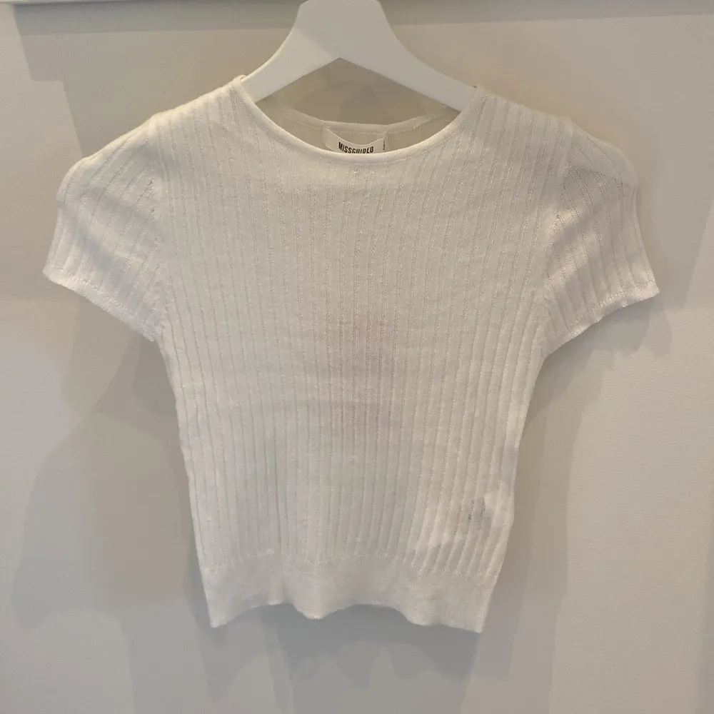 Vit stickad top från missguided i stolek 36 (s). Aldrig använd, lappen sitter kvar.  Pris: 20 kr . Toppar.