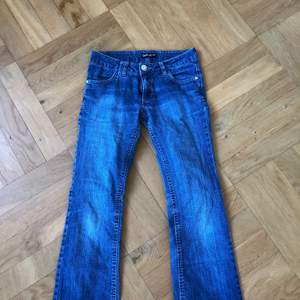 Lågmidjade jeans med coola bakfickor, storlek s säljer då jag ej använder dom. 