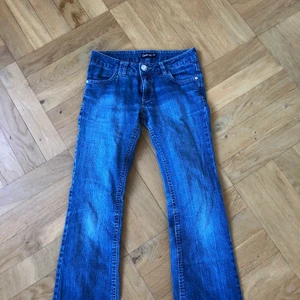 Lågmidjade jeans - Lågmidjade jeans med coola bakfickor, storlek s säljer då jag ej använder dom. 