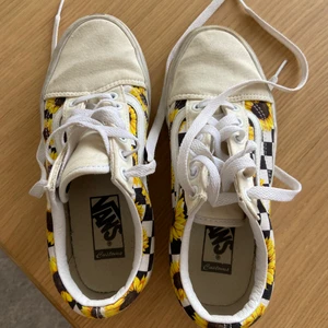 Vans - Egendesignade vans. Storlek 36. Använda några gånger men så gott som nya efter en tvätt.