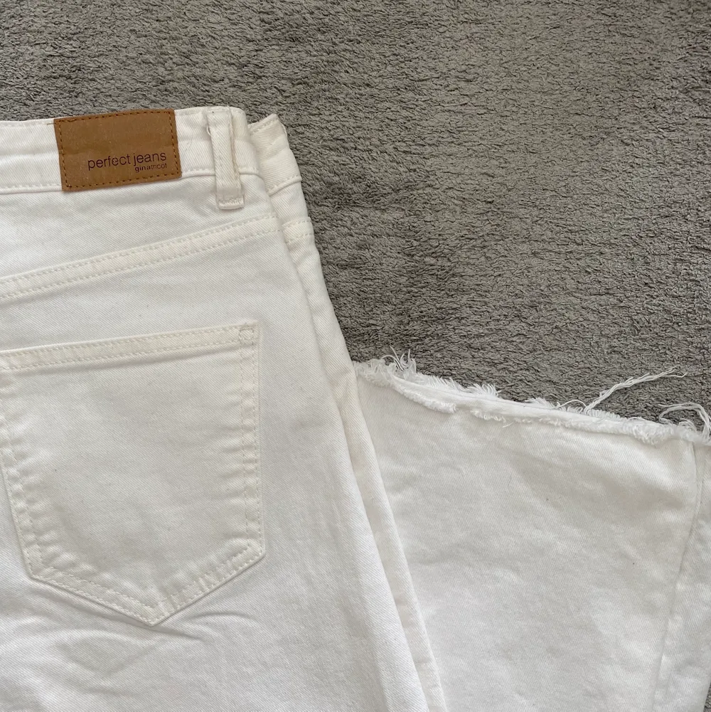 Vita jeans från Ginatricot, storlek 34. Köparen står för frakten! 🤍. Jeans & Byxor.