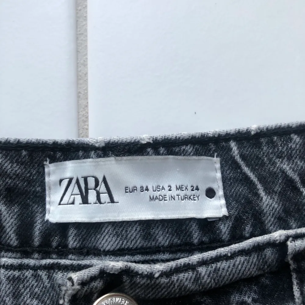 Säljer dessa jättesnygga Zara jeans då jag inte använder dom längre 🫶🏼 fortfarande i jättebra skick, storlek 34 och är perfekt längd för mig som är 173 🙌🏼. Jeans & Byxor.