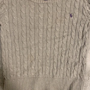 Polo, Ralph Lauren  - Detta plagget är en grå Polo Ralph Lauren tröja.