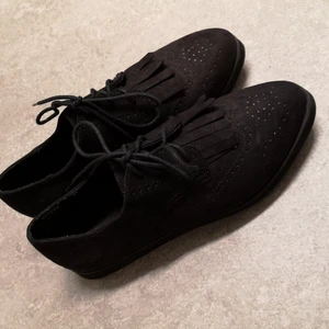 Skor - Svarta mockaimitation fr divided strlk 37.