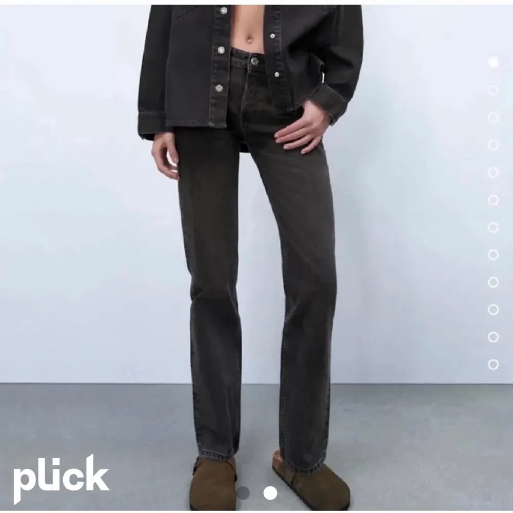 Säljer mina mid Rise jeans från zara💗 Sälj pga att de blivit lite för små. Skriv för mer bilder!. Jeans & Byxor.