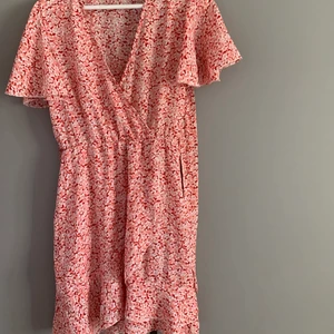 Blommig klänning - Blommig klänning i storlek 38, aldrig använd