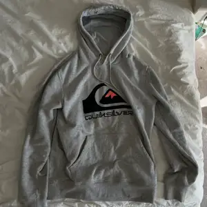 Mysig Quicksilver hoodie som köpts i hawaii (äkta)! Bra skick och mysigt material inuti! Den här lite längre men skulle ändå säga storlek M. Kontakta vid intresse:)