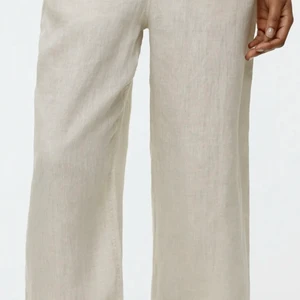 Arket linnebyxor storlek xs - Linnebyxor från arket i nyskick. Använda en gång. Det är storlek xs men kan även passa storlek s.