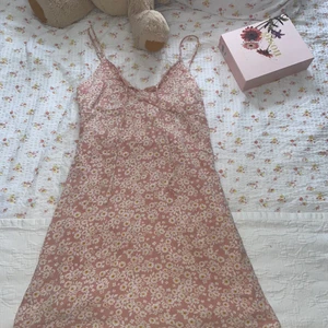 Sommarklänning - Supersöt sommarklänning från hollister nått åt tillbaka💕🌸