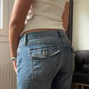 Lågmidjade bootcut/straight jeans med så snygga fickor❣️❣️ budgivning om många är intresserade❤️‍🔥❤️‍🔥 köp direkt för 600💕